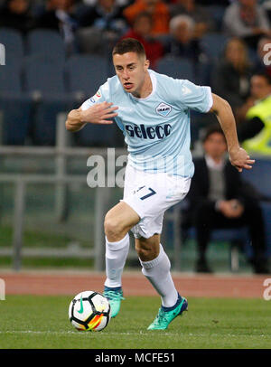 Rome, Italie. Apr 15, 2018. Latium s Adam Marusic en action au cours de la Serie un match de football entre le Latium et Rome au stade olympique. Credit : Riccardo De Luca/Pacific Press/Alamy Live News Banque D'Images