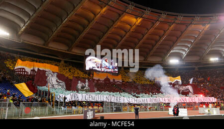 Rome, Italie. Apr 15, 2018. Roma fans au cours de la Serie un match de football entre le Latium et Rome au stade olympique. Credit : Riccardo De Luca/Pacific Press/Alamy Live News Banque D'Images