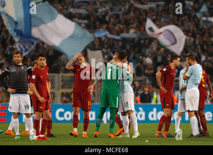 Rome, Italie. Apr 15, 2018. Lazio Roma et accueillir les joueurs à la fin de leur série un match de football au stade olympique. Le jeu s'est terminé 0-0. Credit : Riccardo De Luca/Pacific Press/Alamy Live News Banque D'Images