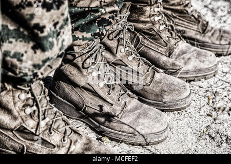 Chaussures de combat dans le désert Banque D'Images