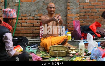 Katmandou, Népal. Apr 16, 2018. Un dévot effectue des rites religieux en souvenir de leurs mères décédées sur Mata Tirtha Aunsi, ou la Fête des mères à Matatirtha, Katmandou, Népal. Credit : Archana Shrestha/Pacific Press/Alamy Live News Banque D'Images