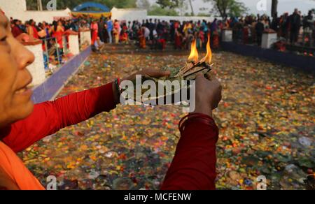 Katmandou, Népal. Apr 16, 2018. Un dévot offre des prières sur Mata Tirtha Aunsi, ou la Fête des mères à Matatirtha, Katmandou, Népal. Népalais rendent hommage à leur mère décédée. Credit : Archana Shrestha/Pacific Press/Alamy Live News Banque D'Images