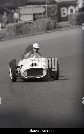 Années 1960, historique, une seule monoplace, ouvrez-roues de voiture de course roulant autour d'un hippodrome. Banque D'Images