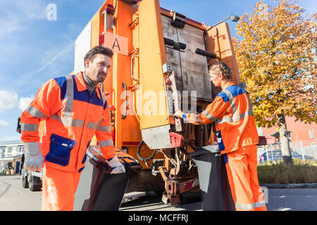 Poignée de préhension à la collecte des déchets de camion poubelle Banque D'Images