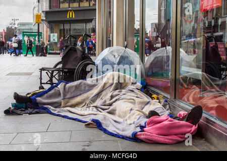 Les gens qui passent le mendiant, les sans-abri et les sans-abri, les gens qui vivent dans les rues, la porte, le sommeil, la pauvreté, le chômage, le bien-être, les mendiants, le tramp, la dérive, le shabby, le tagged, le vagabond, la malheureuse personne dans la pauvreté, le mauvais agité, le pauvre, le centre de Liverpool, le sommeil agité, le sommeil agité. Merseyside, Royaume-Uni Banque D'Images