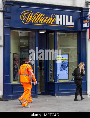 Les gens qui passent les bookmakers William Hill, bookmaker, bookmaker, ou le gazon comptable dans Liverpool, Merseyside, Royaume-Uni Banque D'Images