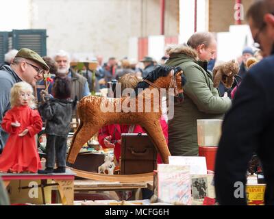 Vue sur Salon des Antiquaires occupé avec beaucoup de personnes et beaucoup d'antiquités éclectiques sur l'affichage Banque D'Images