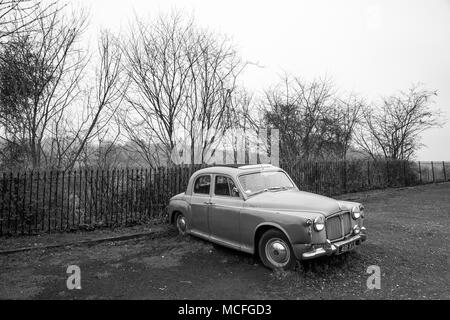 Monoplace, voiture isolée Rover P90, relique abandonnée, garée dans un parking britannique déserté. Banque D'Images