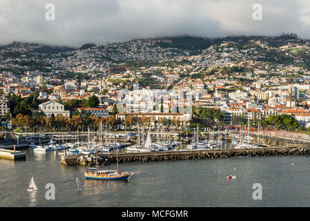 Paris, France - 10 décembre 2016 : vue sur la marina et la ville de Funchal à port maritime de l'île de Madère, au Portugal. Banque D'Images