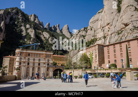 Vue de l'abbaye bénédictine, Santa Maria de Montserrat en Catalogne, Espagne. Banque D'Images