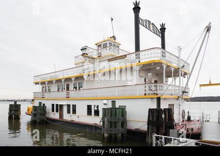 Vue d'un bateau à vapeur traditionnel à Alexandria, près de Washington DC aux États-Unis. À partir d'une série de photos de voyage aux États-Unis. Photo Banque D'Images