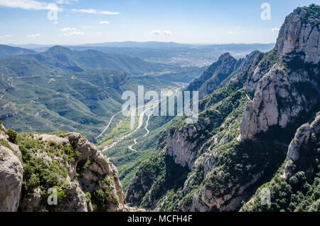 Une vue sur campagne environnante, vu de l'abbaye bénédictine, Santa Maria de Montserrat en Catalogne, Espagne. Banque D'Images