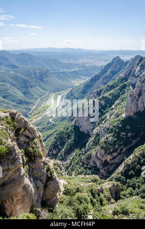 Une vue sur campagne environnante, vu de l'abbaye bénédictine, Santa Maria de Montserrat en Catalogne, Espagne. Banque D'Images