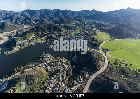 Vue aérienne du lac Sherwood, montagnes de Santa Monica et Potrero Road dans la ville pittoresque de Hidden Valley près de Westlake Village, Malibu et mille chênes Californ Banque D'Images