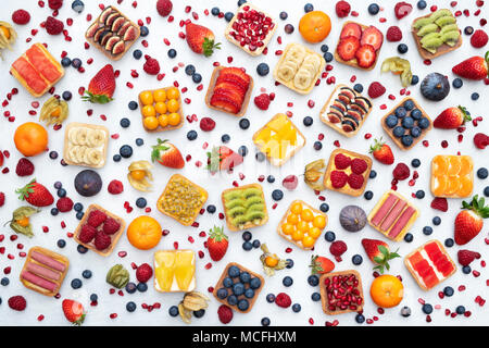 Tartes aux fruits carrés colorés sur fond blanc Banque D'Images