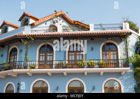 Belle façade, bâtiment historique dans la vieille ville d'extérieur - Casco Viejo, Panama City Banque D'Images