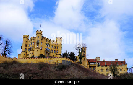 Hohenschwangau, Ostallgau, Bavière / Allemagne - Mars 2018 : vue extérieure du Château de Hohenschwangau historique, la maison d'enfance du roi Louis II de Bavari Banque D'Images