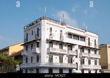 Belle façade de la Casa Casco club/ restaurant extérieur du bâtiment en vieille ville - Casco Viejo, Panama City Banque D'Images