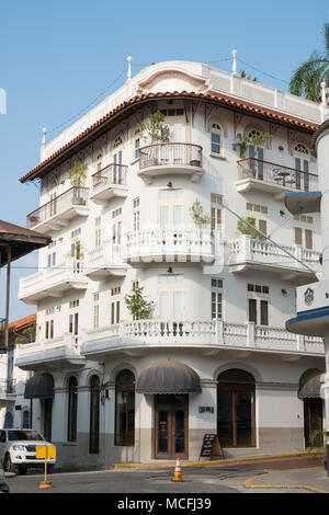 Belle façade, bâtiment historique dans la vieille ville d'extérieur - Casco Viejo, Panama City Banque D'Images