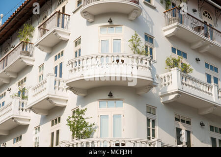 Belle façade, bâtiment historique dans la vieille ville d'extérieur - Casco Viejo, Panama City Banque D'Images