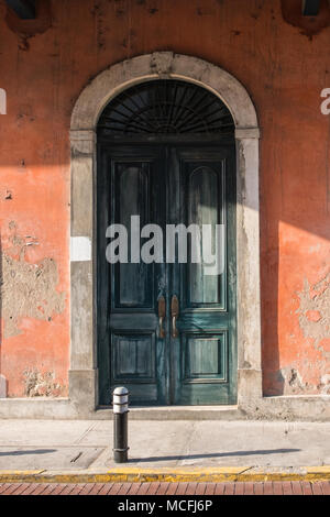 Vieilles portes en bois, la façade de l'immeuble historique de la vieille ville de Panama ville Banque D'Images