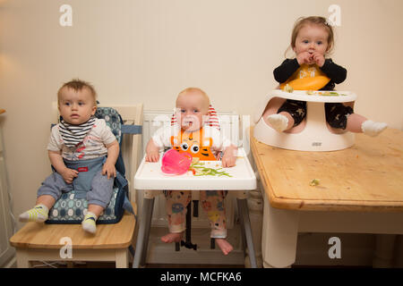 Bébés et tout-petits ayant une collation à la pépinière, Royaume-Uni Banque D'Images