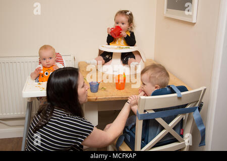 Bébés et tout-petits ayant une collation à la pépinière, Royaume-Uni Banque D'Images