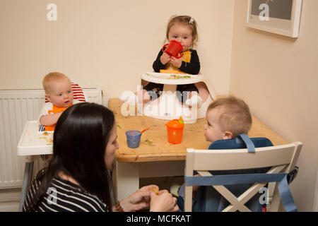Bébés et tout-petits ayant une collation à la pépinière, Royaume-Uni Banque D'Images