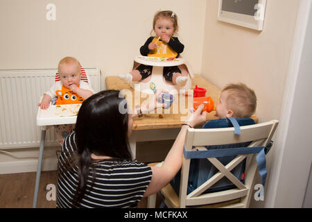 Bébés et tout-petits ayant une collation à la pépinière, Royaume-Uni Banque D'Images