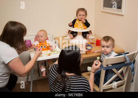 Bébés et tout-petits ayant une collation à la pépinière, Royaume-Uni Banque D'Images