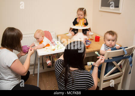 Bébés et tout-petits ayant une collation à la pépinière, Royaume-Uni Banque D'Images