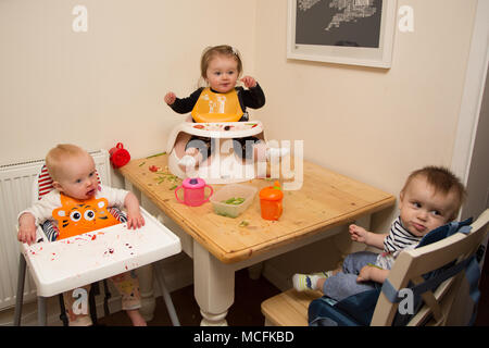 Bébés et tout-petits ayant une collation à la pépinière, Royaume-Uni Banque D'Images