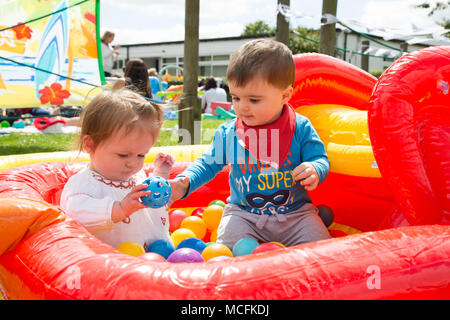 Bébés jouant avec leurs jouets. Banque D'Images