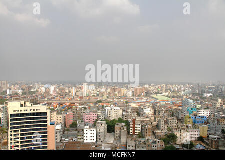 Dhaka, Bangladesh. Un haut point de vue de sud-est de la ville de Dhaka le 5 avril 2018. Dhaka est la capitale du Bangladesh, est situé dans le centre de Bangladesh le long de la rivière Buriganga.Dhaka est une de la ville la plus peuplée et elle a été classée comme la 9ème ville la plus polluée du monde.En 2016, la population est de 18,237 millions de dollars dans la grande région de Dhaka, tandis que la ville elle-même a une population estimée à environ 8,5 millions d'après les données. © Asad Rehman/Alamy Stock Photo Banque D'Images