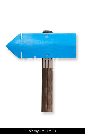 Un panneau de flèche part en bois, peint en bleu, suspendu à la direction générale. Isolé sur blanc. Chemin inclus. Banque D'Images
