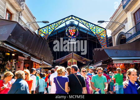 Des foules de visiteurs à l'entrée de marché de la Boqueria à Barcelone, Espagne Banque D'Images