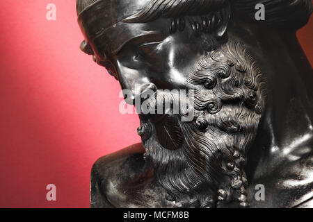Statue de noir barbu face portrait fond rouge Banque D'Images