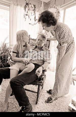 Au milieu d'un tourbillon d'entrevues, Jimmy et Rosalynn Carter prendre sa fille, Amy, de côté pour un moment propice sur les bonnes manières. Banque D'Images