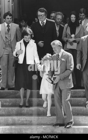 Rosalynn Carter détient fille Amy's main comme ils marche de services de Pâques avec le président Carter - Calhoun, Géorgie Banque D'Images