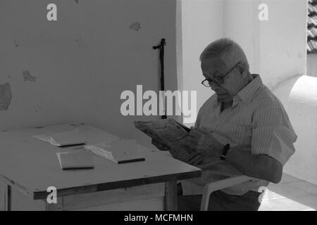 Man reading newspaper in India Banque D'Images