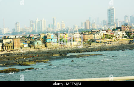 Bidonvilles de Mumbai juxtaposée à Mumbai en développement riche d'horizon, Inde Banque D'Images