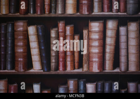 Une chambre avec un mur tapissés de livres à regarder de plus en plus pointues de Portsmouth, Hampshire, Royaume-Uni. Banque D'Images