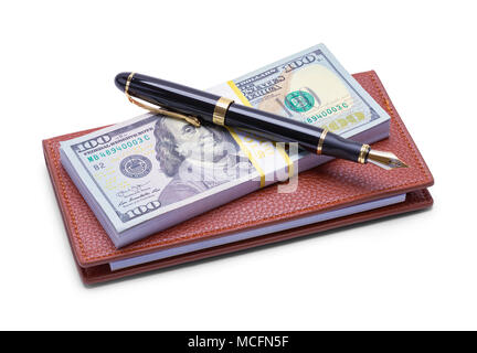 Chéquier en cuir avec de l'argent et un stylo isolé sur fond blanc. Banque D'Images