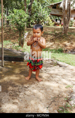 PANAMA, MAR 31 kid tribal Embera : prendre une douche piscine habillés avec leur client traditionnel au Panama le 31 mars 2018. Banque D'Images