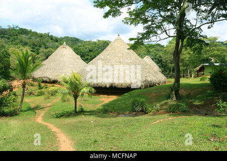 Une authentique cabane de chaume dans le territoire autochtone au Panama. Banque D'Images