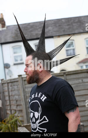 Homme avec mohican / mohawk hairstyle, représenté à Bognor Regis, West Sussex, UK. Banque D'Images