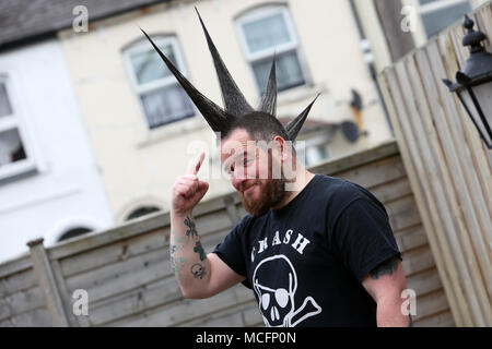 Homme avec mohican / mohawk hairstyle, représenté à Bognor Regis, West Sussex, UK. Banque D'Images