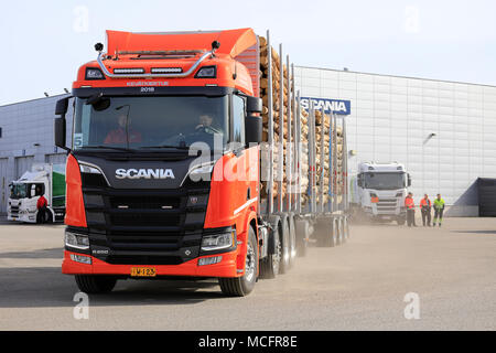 LIETO, FINLANDE - le 12 avril 2018 Orange : Scania R650 Scania grumier au concessionnaire pour test drive Tour 2018 lors de Scania à Turku. Banque D'Images