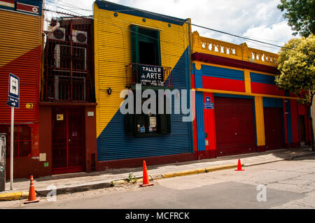 La Boca (Buenos Aires), rues et façades colorées Banque D'Images