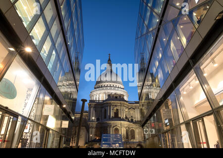 Vue sur le dôme de la Cathédrale St Paul. Photographié à Heure bleue d'un nouveau changement, Londres UK Banque D'Images